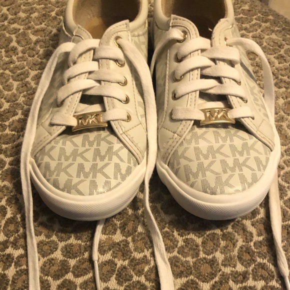 **Girls MK Shoes** SZ 3 ** - Picture 3 of 4